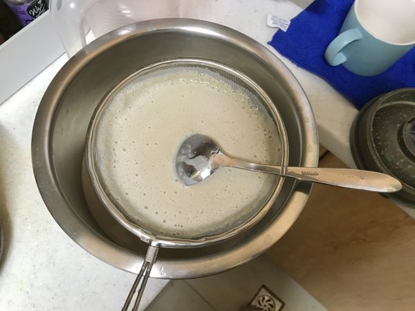 準備一個碗和篩網，過濾兩次燕麥奶，倒入瓶中且放置於冰箱
且冷藏7天內食用完畢。