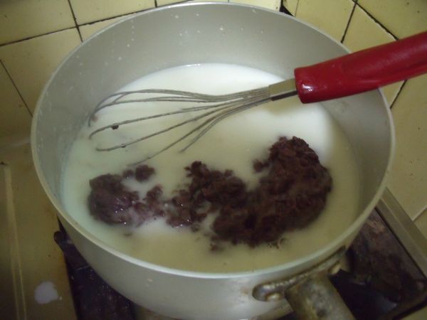 放入瓦斯爐上用小火煮至吉利T融化,再倒入紅豆沙。