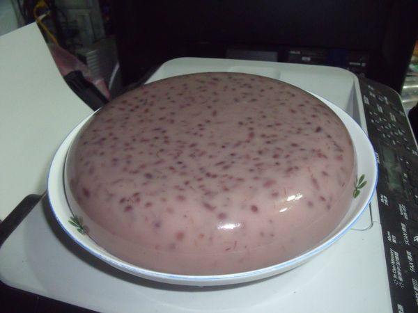 放涼後盤子蓋住鍋子,倒扣出來即可。