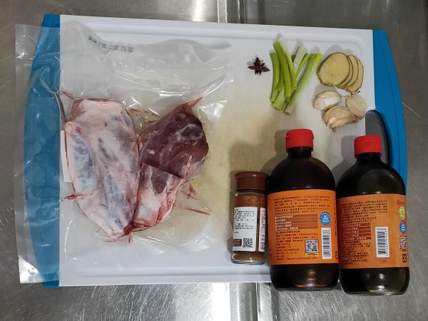 腱子肉用紙巾擦去血水

薑切片

蒜連皮拍碎

蔥切段