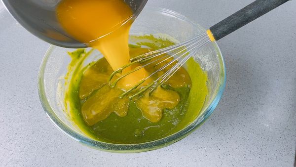 加入融化奶油，攪拌均勻。