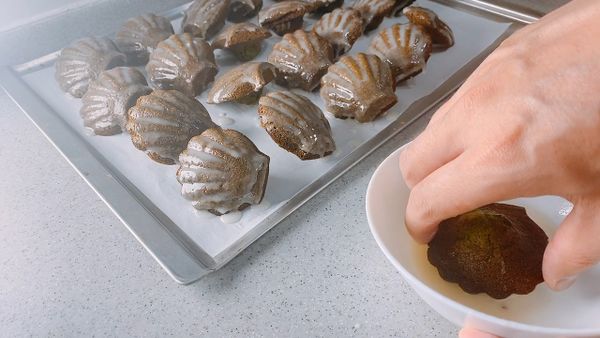 稍微放涼後，貝殼面沾上糖霜，再進烤箱用200℃烤2分鐘，收乾糖霜水份。