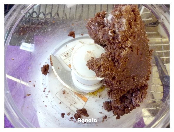 [巧克力塔皮] 低粉、鹽、白糖、巧克力粉先放進調理機打一下混和均勻。
冰奶油切成小方塊，放入調理機打成小顆粒狀。蛋黃攪散先加一大匙冰水，調理機邊轉邊從煙囪口分次倒入，如果感覺太乾就繼續加入剩下冰水。