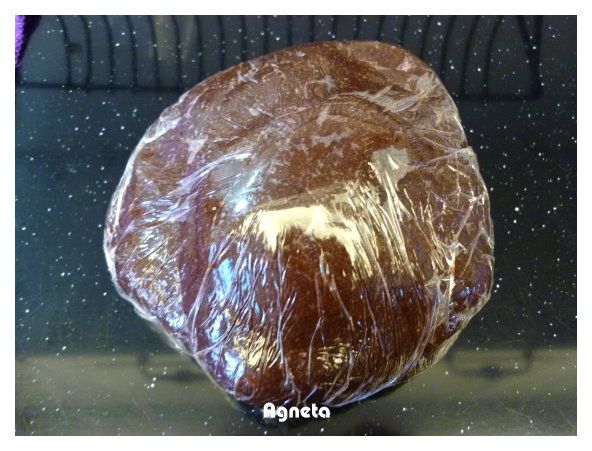 [巧克力塔皮] (如果沒有調理機用手也可以，一樣粉類先過篩混勻，冰奶油切成小方塊用手指和粉搓成小顆粒狀，慢慢把液體類加進去搓揉到成團，液體也要慢慢加，成團就好，液體不一定要加完。)