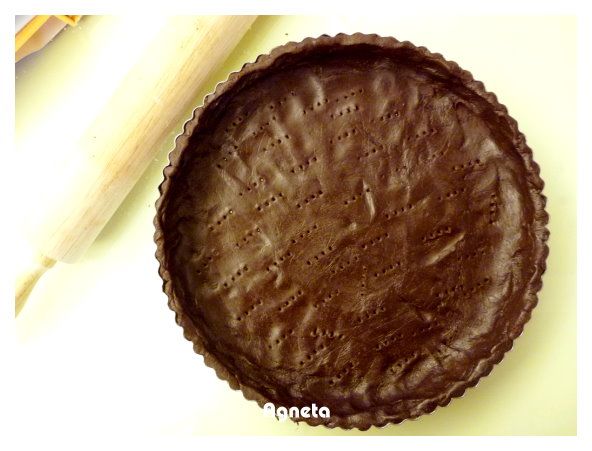 [巧克力塔皮] 做好的塔皮麵糰以保鮮膜包起，放冰箱冷藏至少30分鐘。
取出桿開鋪模，用叉子在塔皮上戳出小洞，放上烘焙紙跟重石，以220度C盲烤5分鐘，移開重石繼續以175度C繼續烤5-10分。取出放涼備用。