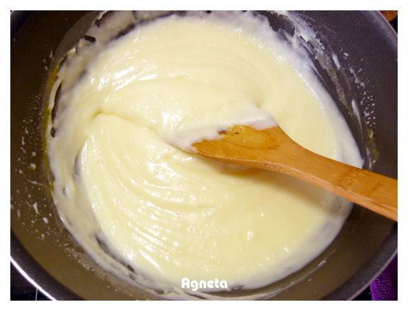 [卡式達奶油布丁餡]100g牛奶與糖、低粉攪拌成糊狀，剩餘牛奶煮沸。煮沸牛奶沖入麵粉糊裡，過篩後繼續小火加熱。
加熱時不停攪拌，很快地就感覺整鍋變稠，越加熱會越稠(硬)，到需要的硬度就停止。關火趁熱加入奶油跟蛋黃攪拌。最後加入蘭姆酒攪拌完成。