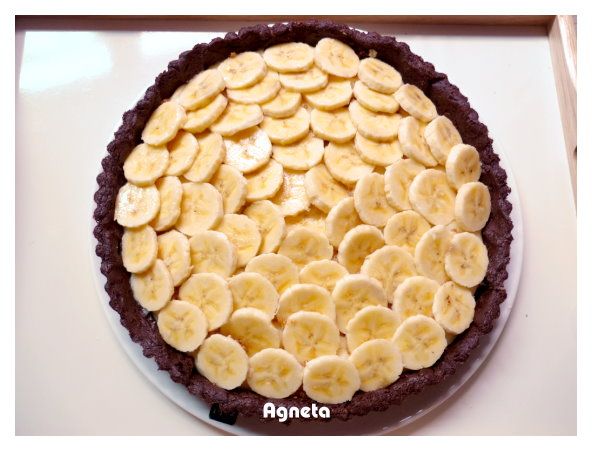 [組合] 巧克力塔皮上填入卡式達奶油布丁餡，上面排滿切片的香蕉。