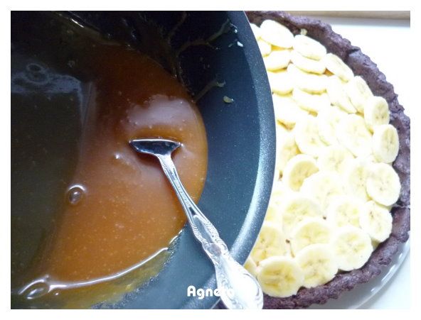 [焦糖醬/太妃糖] 奶油和糖一起小火加熱，可以攪拌。確定所有糖都融化且均勻上色。等到糖漿的顏色變成淺褐色，將鮮奶油倒入並且持續攪拌。整鍋糖漿滾沸一分鐘後熄火即完成了。