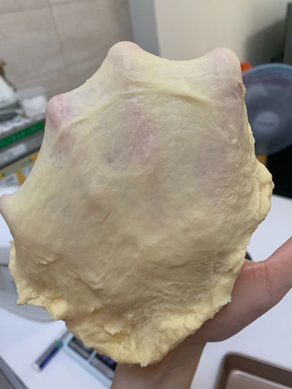 高粉+奶粉+糖+鹽+雞蛋+鮮奶+酵母混合揉成粗膜狀後加入無鹽奶油一直揉至薄膜狀