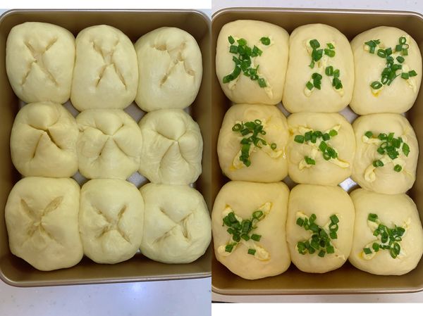 麵團發酵好後在表面畫十字，把蒜香奶酪醬擠上劃扣處再撒上適量蔥花，送進已預熱好的烤箱，180度烤25分鐘