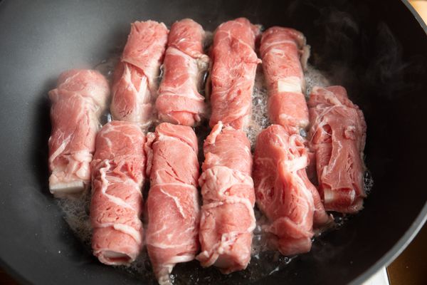 熱油鍋，將山藥捲下鍋煎至表面焦香。