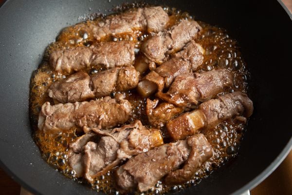 接著加入黑糖道黑糖與其他調味料。