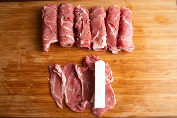 首先用牛肉片將山藥捲起。