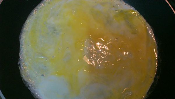 蛋打散.用平底鍋先煎成2張餅皮.起鍋備用