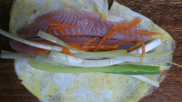 以蛋皮將鯛魚片.紅蘿蔔絲.蔥.韭黃.芹菜捲起來 抹上太白粉封口
(一片蛋皮放一隻鯛魚.配料也是均勻的分成2等份放唷)