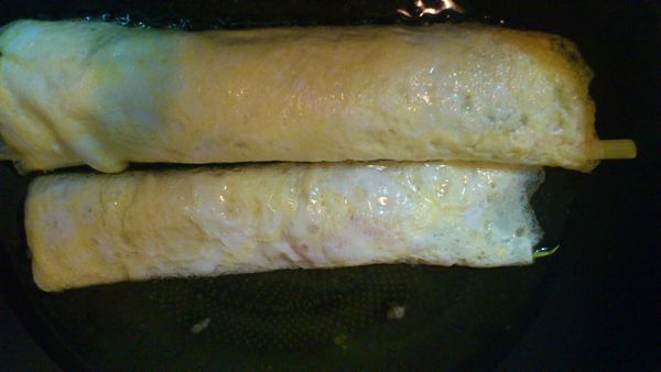 起一油鍋 炸3分鐘.撈起.瀝乾油.切小段盛盤