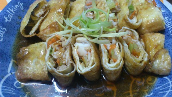 將[醬汁]拌勻加熱煮滾.再淋上魚捲.即完成囉^^