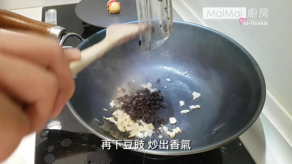 起油鍋，下蒜頭和豆豉，炒出香氣後，加入辣椒
（不敢吃太辣的，辣椒等炒韭菜花的時候再加）