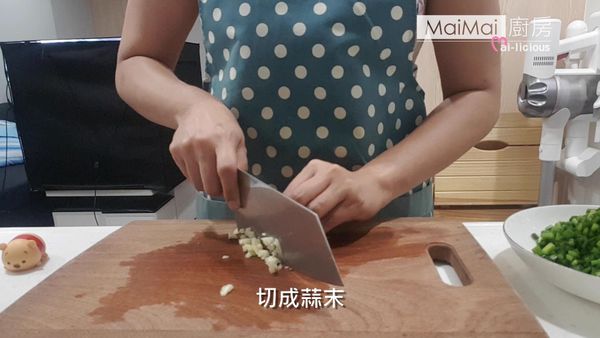 蒜頭去蒜皮後，切成蒜末