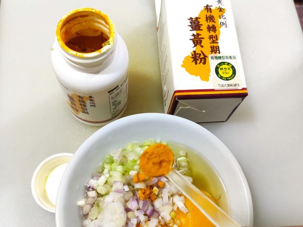 蔥白，薑黃粉加在雞蛋碗中