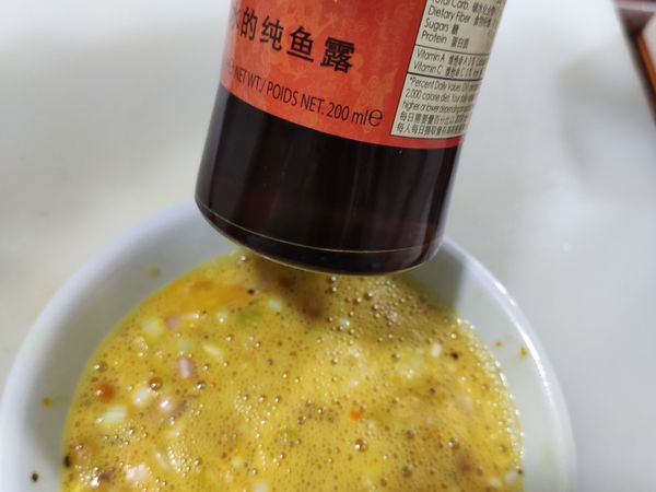加少許魚露在己打混和好的薑黃粉雞蛋蔥白胡椒粉中