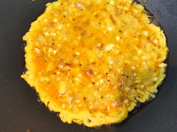 煎第一面看到邊有發脹的情況可以開始翻第二面煎