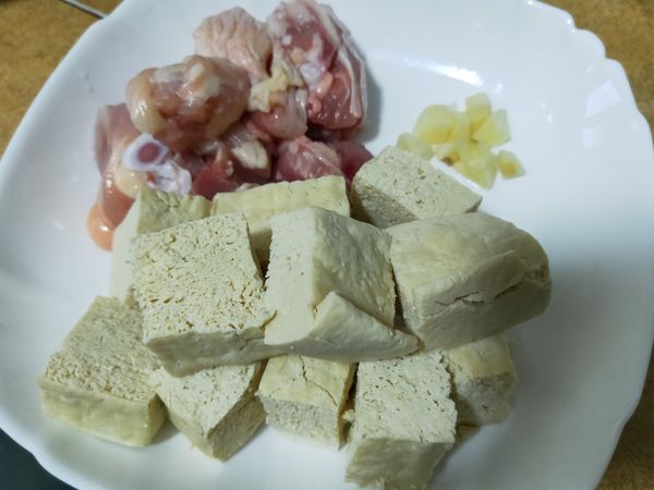 雞腿肉切小塊、豆腐切小塊、蒜末
