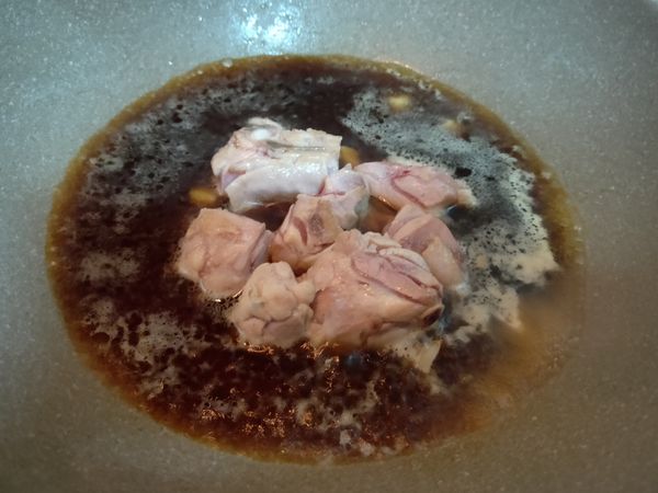 下一碗的水，加入調味料，熬煮雞肉至8分熟。