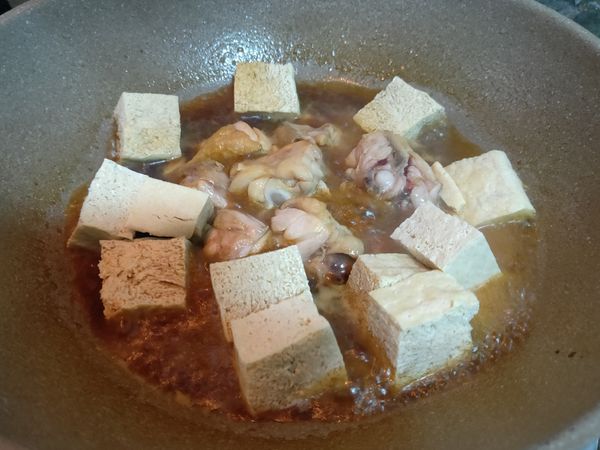 雞肉8分熟再加入凍豆腐一起燜煮。