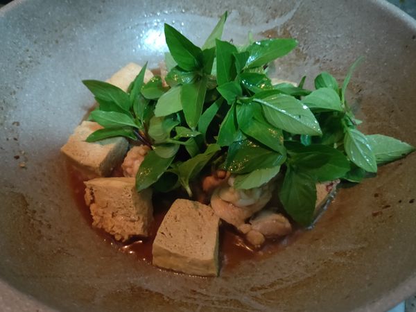 醬汁快收乾的時候，再加入新鮮的九層塔進去拌炒一下就完成囉♥