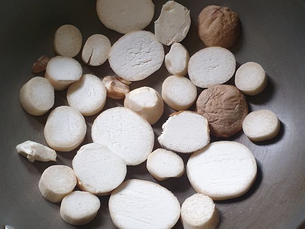 開火，不放油，先把菇乾煎