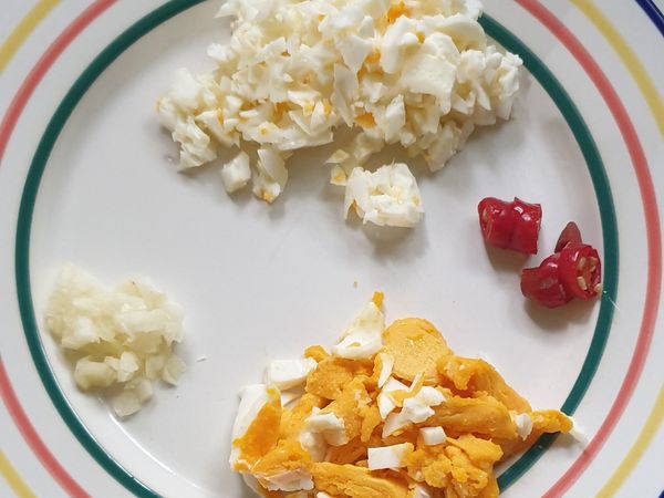 準備都切末的辣椒 蒜頭 鹹蛋黃 蛋白