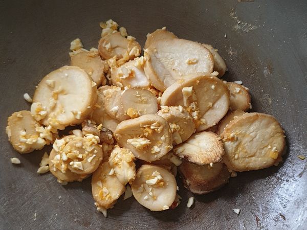 可以把鹹蛋黃炒出泡泡感，口感比較沙
想要有顆粒，就不用炒太久
下蛋白，依照個人口味決定要不加鹽巴或撒點白胡椒粉提香味，拌炒即可完成