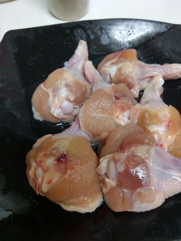 將雞小腿用醃料：白胡椒粉、鹽、米酒抓拌醃製5分鐘。