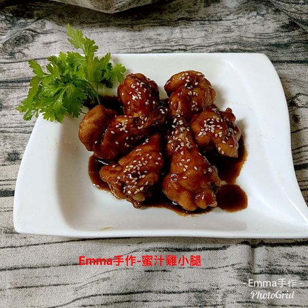 待醬汁略微收乾(要留一些些當淋汁)，雞小腿顏色上色了，即可取出擺盤，淋上醬汁撒上烤熟的白芝麻即可端上桌品嚐。