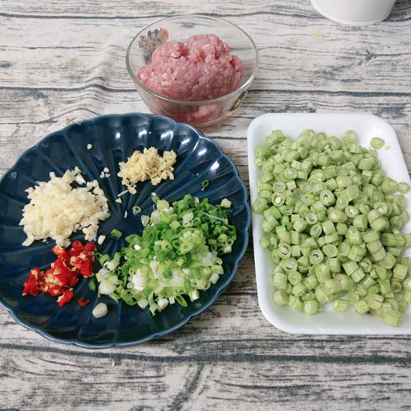 蔥切成蔥花、蒜頭切成末、薑片切成末、紅辣椒切成小段、四季豆撕去頭尾後切小丁，備用。