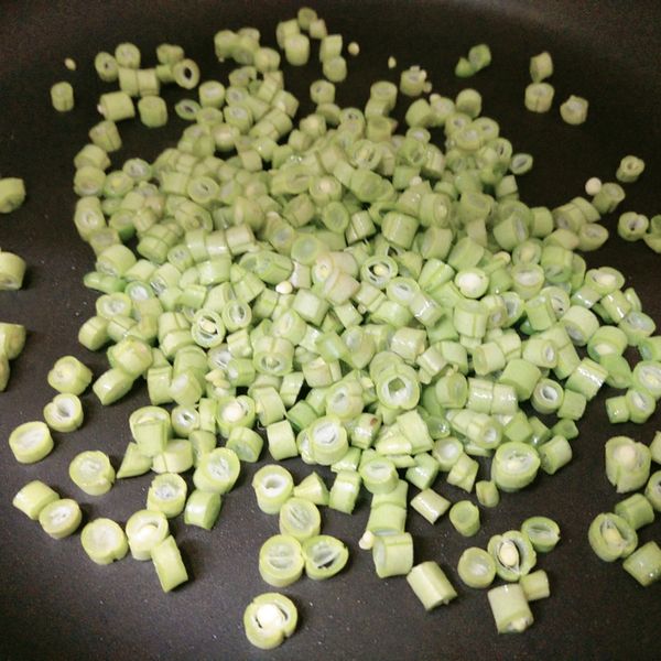 熱鍋，倒入適量沙拉油後將四季豆小丁放入炒至8~9分熟，盛出備用。
