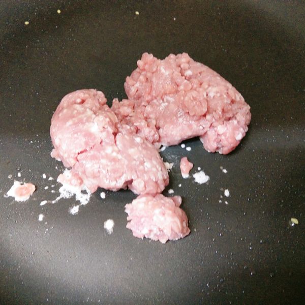 倒入豬絞肉翻炒至絞肉反白。