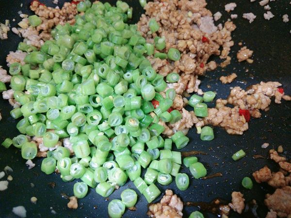 加入剛剛炒過的四季豆丁和雞粉翻炒。