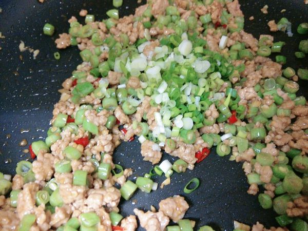 加入蔥花後，改用大火塊速翻炒。