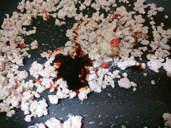 加入香菇素蠔油和二砂糖、炒至絞肉都完全均勻的吃進醬色。