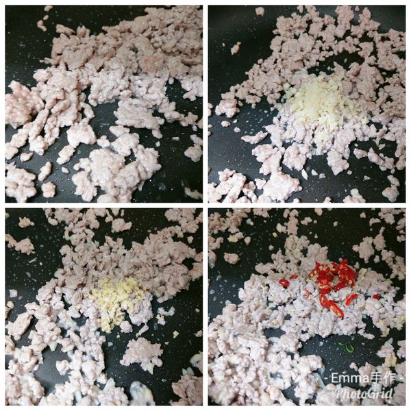 絞肉完全反白後依續加入蒜末、薑末和紅辣椒一起炒出辛香料的香氣。(一個一個加入炒開再加入下一樣辛香料)。
