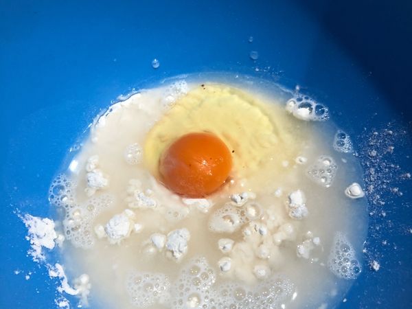 將麵粉、清水、蛋、全部混合，然後加入高麗菜絲打底。
❗️此步驟食材皆為必要食材❗️