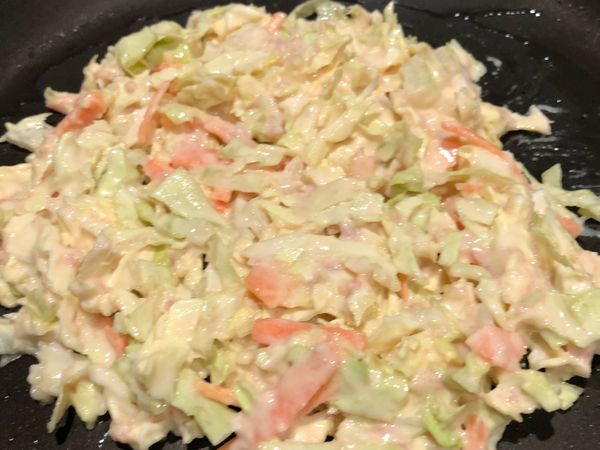 將麵糊分兩次倒入煎鍋，第一次先打底固定形狀。