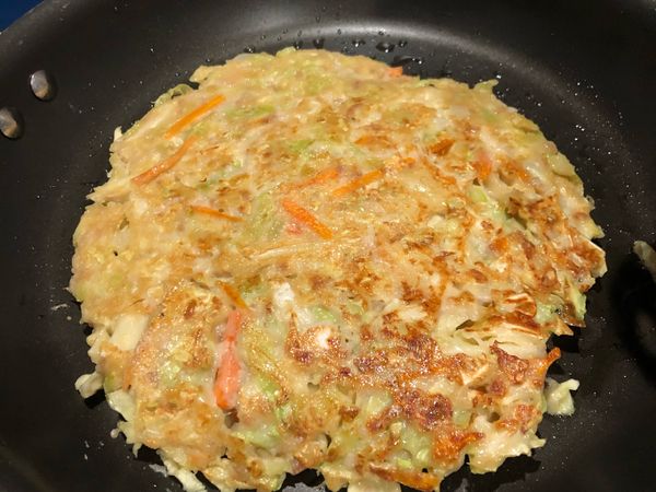 煎至兩面金黃，叉子斜插拔起無液體狀麵糊即可盛盤😉