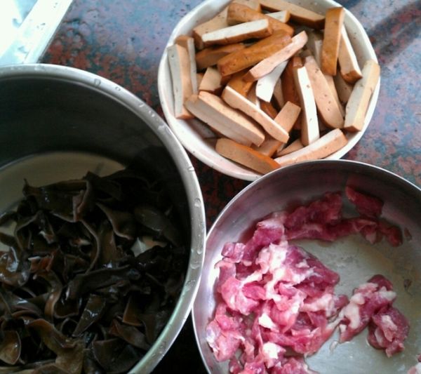 做法1中的豆干每塊再切對半，肉絲洗淨，木耳洗淨切絲。