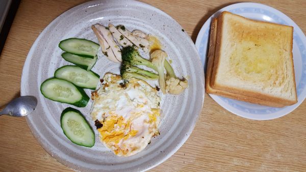 材料準備好
1.小黃瓜切薄片
2.荷包蛋煎好
3.花椰菜.雞胸肉川燙好
(雞胸肉要軟嫩口感的話.大火滾後放入雞胸肉.退溫後取出再一次大火滾後放入雞胸肉.之後切片放入鍋中煎至熟即可.這樣吃起來的口感軟嫩無比)
4.吐司抹點奶油烤至金黃(也可以不抹.裡面加沙拉)