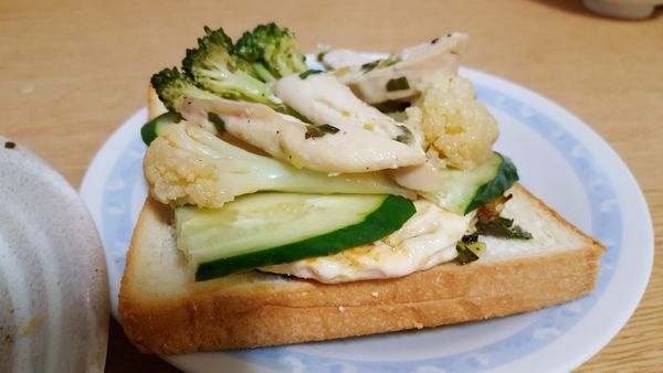 全部材料擺上去(撒些胡椒或加沙拉)
看個人喜歡的口感.我是喜歡加胡椒