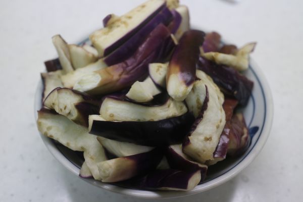 微波好的茄子顏色不會亮紫,但是不會變黑