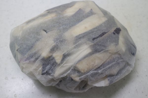 保留茄子的紫色可以油炸,但是實在太油膩,所以我改用類蒸法,用烘焙紙包裹住,用微波爐強火2分鐘( 依各家微波爐火力,僅作參考 )